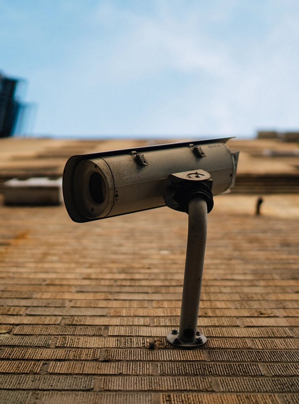Caméra de surveillance extérieure fixée sur un mur à Marrakech
