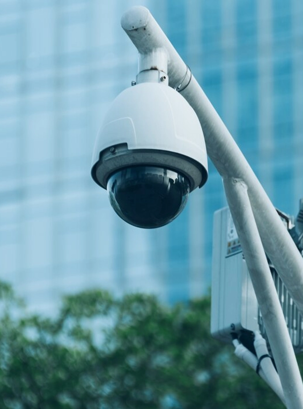 Technicien installant une caméra de surveillance dans une maison à Marrakech